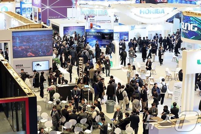 19일 서울 강남구 코엑스에서 열린 '세미콘 코리아 2025'에서 관람객들이 전시부스를 둘러보고 있다. 글로벌 반도체 기업들이 한자리에 모여 첨단 반도체 기술을 선보이는 이번 박람회는 오는 21일까지 진행된다. 2025.2.19/뉴스1 ⓒ News1 황기선 기자