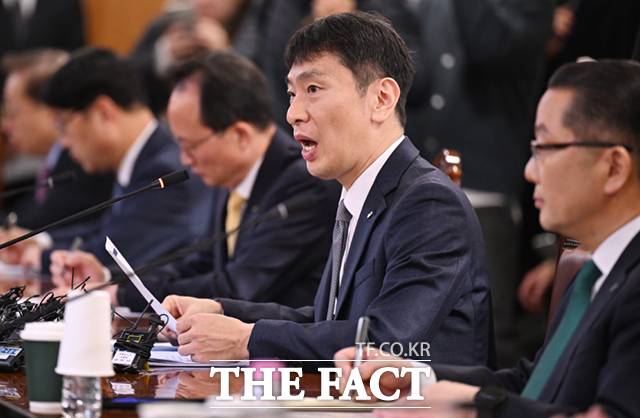 이복현 금융감독원장이 19일 오전 서울 중구 은행회관에서 열린 국내은행 은행장 간담회에 참석해 모두 발언하고 있다. /이새롬 기자