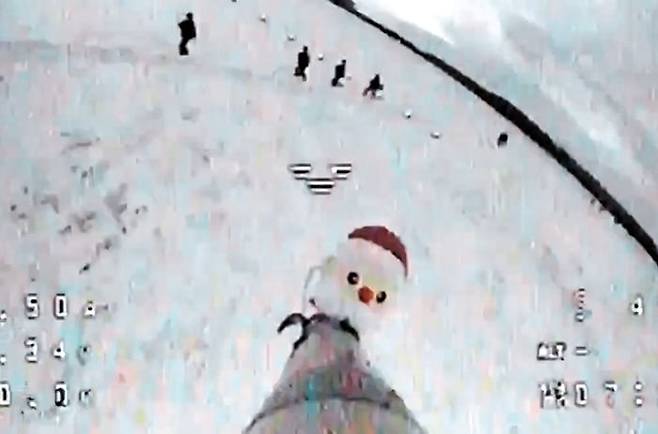 작년 12월 북한군 추정 병사를 공격하는 장면을 촬영한 우크라이나 드론 카메라 영상. 앞부분에 산타클로스 모양 인형이 달려 있다. /우크라이나특수작전군