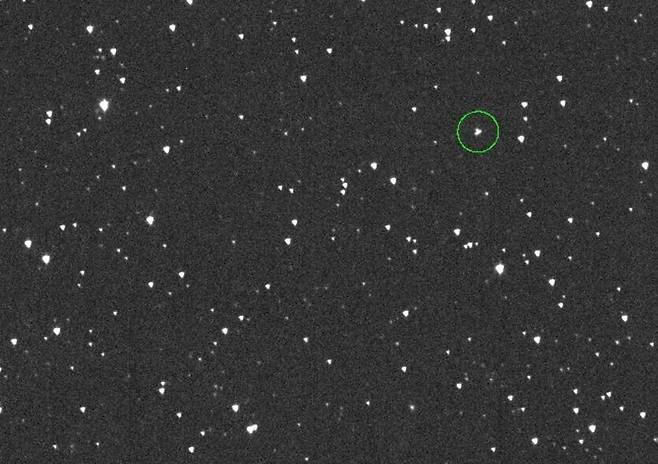 1월 말 칠레에 있는 미국 항공우주국의 소행성 지구 충돌 최종경보 시스템(ATAS) 망원경으로 포착한 소행성 ‘2024 YR4’(녹색 원). 미국 항공우주국 제공