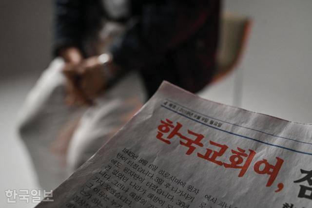 11일 서울 중구 한국일보 본사에서 전광훈 목사에게 피해를 입은 피해자들이 인터뷰하고 있다. 정다빈 기자