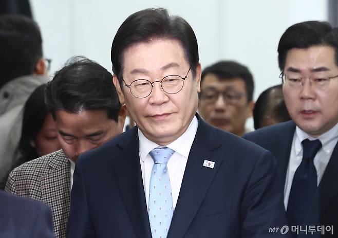 이재명 더불어민주당 대표가 19일 오전 서울 여의도 국회에서 열린 최고위원회의에 입장하고 있다. 2025.2.19/뉴스1 Copyright (C) 뉴스1. All rights reserved. 무단 전재 및 재배포, AI학습 이용 금지.