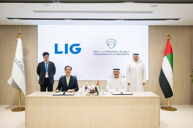 LIG넥스원은 지난 18일(현지시간) UAE 아부다비에서 열린 국제 방위산업전시회 'IDEX 2025'에서 타와준(Tawazun) 산하의 품질검수기관 TQC(Tawazun Quality and Conformity)와 업무협약(MOU)을 체결했다. '군수품 품질관리 및 인증 역량 강화를 위한 전략적 파트너십'을 구축한다는 내용이다. 이현수 LIG넥스원 해외사업부문장(왼쪽 두 번째)과 칼리드 모하메드 알 카비 TQC CEO(오른쪽 두 번째) 등 양사 관계자들이 기념촬영을 하고 있다./사진=LIG넥스원 제공