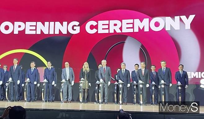 이용한 원익그룹 회장(앞줄 오른쪽 네번째)이 19일 서울 강남구 코엑스에서 개막한 '세미콘 코리아 2025'에서 주요 내빈객들과 오프닝 세레머니를 하고 있다. / 사진=이한듬 기자