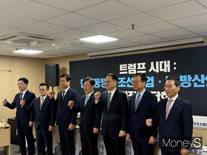 미 해군 함정건조와 함정MRO 진출 가능성까지 거론돼 조선업의 '울트라 사이클'에 대한 기대감이 커지고 있지만 법·제도적 장벽과 등 여러 난관이 여전히 존재한다. (왼쪽부터) 주원호 HD현대중공업 특수선사업대표 어성철 한화오션 특수선사업부장, 이상균 HD현대중공업 대표, 이재명 더불어민주당 대표, 김희철 한화오션 대표, 최성안 삼성중공업 부회장, 유상철 HJ중공업 사장이 19일 서울 마포구 방위산업진흥회에서 개최된 '트럼프 시대: 한미동맹과 조선산업·K-방산의 비전' 간담회에서 기념촬영을 하고 있다. /사진=김서연 기자