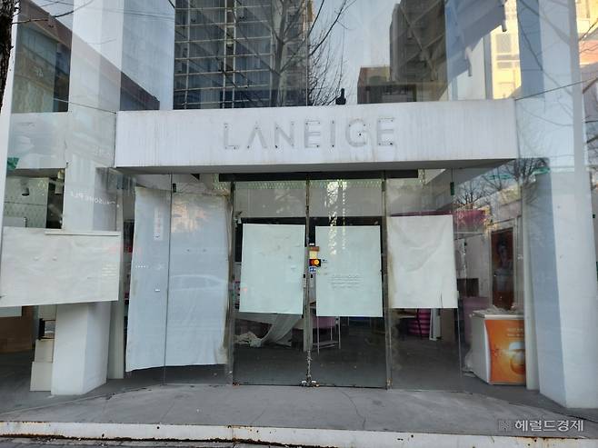 18일 서울 서대문구 이화여대 대학교 상권 내 텅 빈 상가. 이영기 기자.