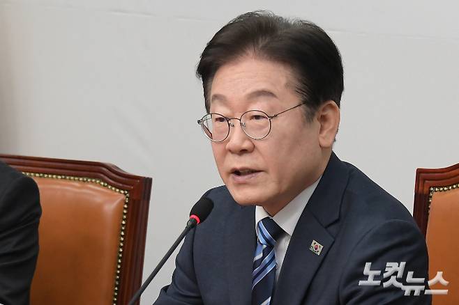 더불어민주당 이재명 대표가 17일 서울 여의도 국회에서 열린 최고위원회의에서 모두발언을 하고 있다. 윤창원 기자