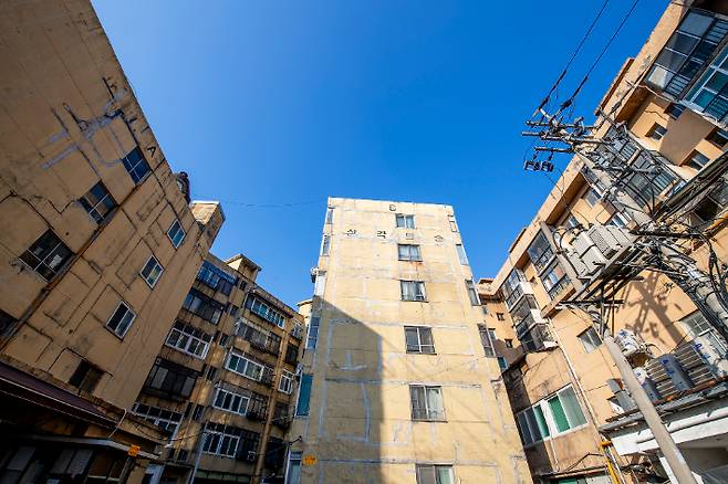심야에 천장이 내려앉은 서울 용산의 아파트. 맨 왼쪽이 사고가 난 A동이다. 용산구청 제공