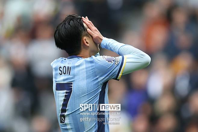 ▲ 손흥민은 이에 굴하지 않고 묵묵히 자기 역할을 수행했다. 그리고 맨유전에서 뛰어난 리더십을 선보이며 간접적으로 승리를 이끌었다. 이날 손흥민의 리더십이 잘 드러난 장면이 또 있었다. 결승골의 주인공인 매디슨은 득점 직후 검지를 입에 갖다대는 ‘쉿’ 세레모니를 펼쳤다.