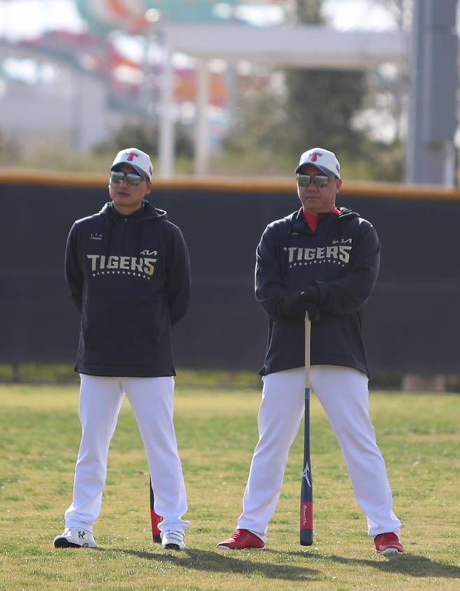 이범호(오른쪽) KIA 타이거즈 감독과 정재훈 KIA 코치. /사진=KIA 타이거즈 제공