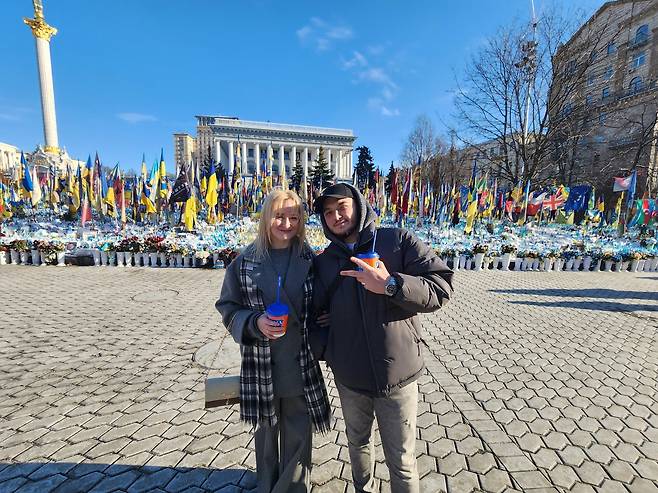 키이우 독립광장에서 만난 시민들 (키이우=연합뉴스) 신창용 특파원 = 18일(현지시간) 우크라이나 수도 키이우의 독립광장에서 안드리이 씨(오른쪽)가 연합뉴스와 인터뷰 뒤 연인인 예브게니아 씨와 사진촬영에 응하고 있다. 2025.02.18 changyong@yna.co.kr