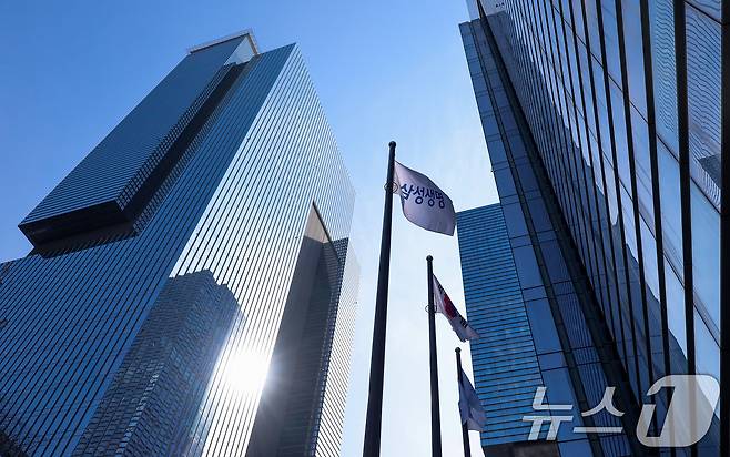 삼성생명이 지난해 8월 '경도인지장애·최경증이상치매보장특약'과 '장기요양(1-2등급, 1-4등급)지원특약'으로 각각 배타적사용권 6개월을 부여 받았다. 사진은 서울 서초구 삼성생명 본사. 2025.2.14/뉴스1 ⓒ News1 김성진 기자