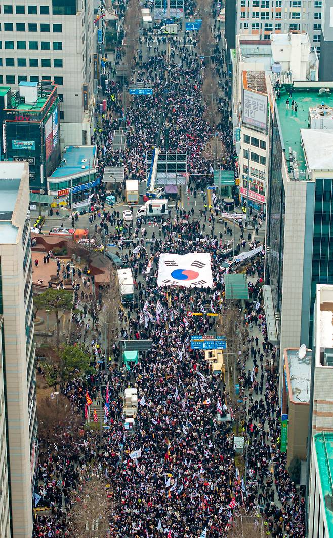 15일 광주 동구 금남로에서 윤석렬 대통령 탄핵반대집회가 열렸다./김영근 기자