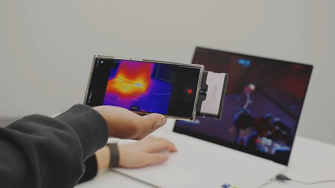 LG 2025 그램 프로 16인치 모델로 게임 플레이 중 발열 테스트를 하는 장면/스튜디오광화문