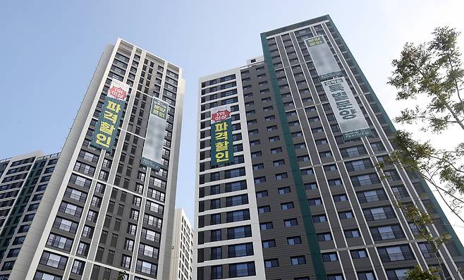 지난해 10월 대구 서구의 한 미분양 아파트에 '1억 이상 파격 할인' 현수막이 걸려 있는 모습./뉴스1