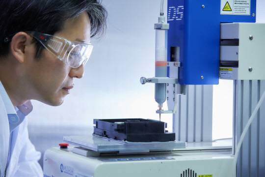 바커케미칼 연구진의 방열 실리콘 토출공정 확인 모습. 바커케미칼 제공.