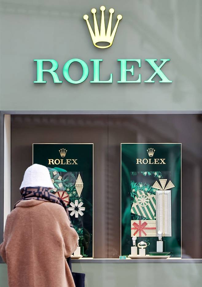 서울의 한 백화점 쇼윈도에 전시된 롤렉스 시계를 시민들이 살펴보고 있다. 사진=뉴스1