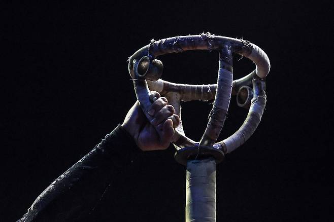 동춘서커스단의 막내이자 수습 단원인 장용홍(15)이 고난도의 아크로바틱 연기를 선보이기 위해 철봉을 움켜 잡고 있다.