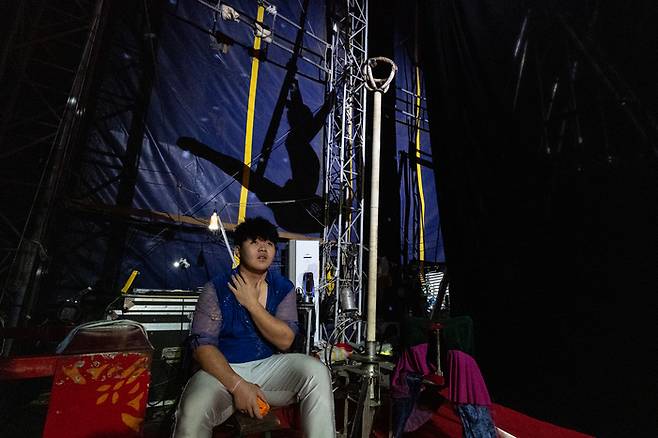 곡예사가 동료의 공중 묘기를 바라보고 있다.