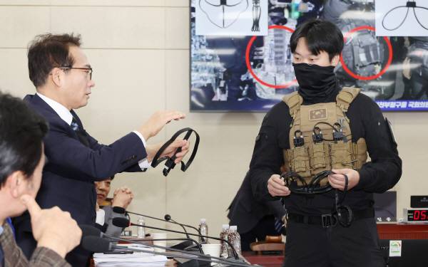 20일 서울 여의도 국회에서 열린 국방위원회 전체회의에서 더불어민주당 박선원 의원이 707 특임부대가 휴대한 케이블타이에 관해 질의하고 있다.연합뉴스