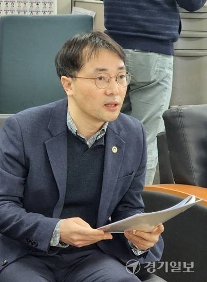 김인수 인천시 교통국장은 20일 시청에서 간담회를 열고 “오는 12월 발표 예정인 정부의 철도 지하화 종합계획에 경인전철을 반영할 수 있도록 할 것”이라고 밝혔다. 이병기기자