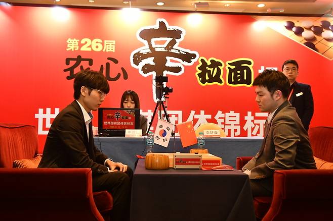 신진서 9단(왼쪽)이 20일 중국 상하이의 그랜드 센트럴 호텔에서 열린 제26회 농심신라면배 세계바둑최강전 최종 3라운드 13국에서 중국의 리쉬안하오 9단과 대국하고 있다. 한국기원 제공