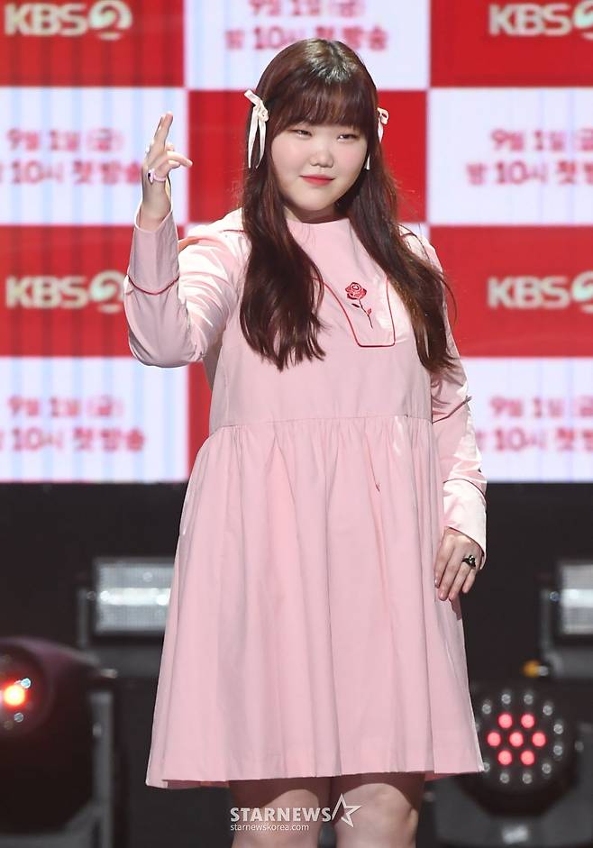 악뮤(AKMU)이수현이29일 오후 서울 영등포구 여의도동 KBS신관 아트홀에서 열린 KBS2TV '더 시즌즈-악뮤의 오날오밤' 제작발표회에서 포즈를 취하고 있다. '더 시즌즈'는 KBS 심야 음악 프로그램 최초로 ‘연간 프로젝트’라는 색다른 방식을 도입해, 2023년 한해 동안 네 명의 MC가 각자 자신의 이름을 건 시즌을 맡아 총 4시즌을 이어서 진행하는 뮤직 토크쇼로 전임 MC 박재범과 최정훈에 이어 세 번째 시즌의 MC로 악뮤가 출격한다. 내달 9월 1일 밤 10시 첫 방송. /사진=머니s 장동규 기자
