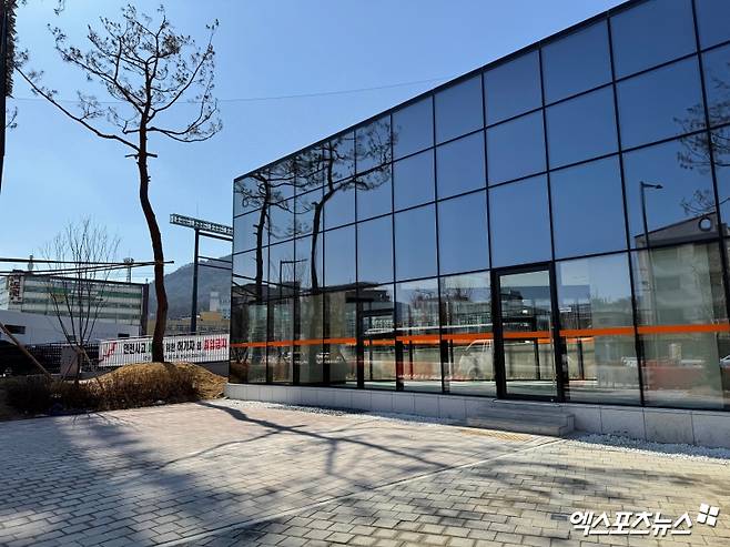 한밭종합운동장 버스정류장 뒤로는 편의점 입점이 예정되어 있다. 엑스포츠뉴스DB