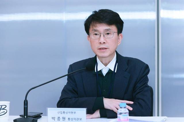 산업통상자원부는 지난 17~20일 박종원 통상차관보가 미국 워싱턴D.C를 방문해 미 백악관·상무부·무역대표부(USTR)·정부 관계자·의회 및 싱크탱크 전문가를 만났다고 21일 밝혔다. 사진은 박 차관보가 지난 14일 '미국 관세 조치 대응 회의'에서 인사말을 하고 있는 모습. / 뉴시스
