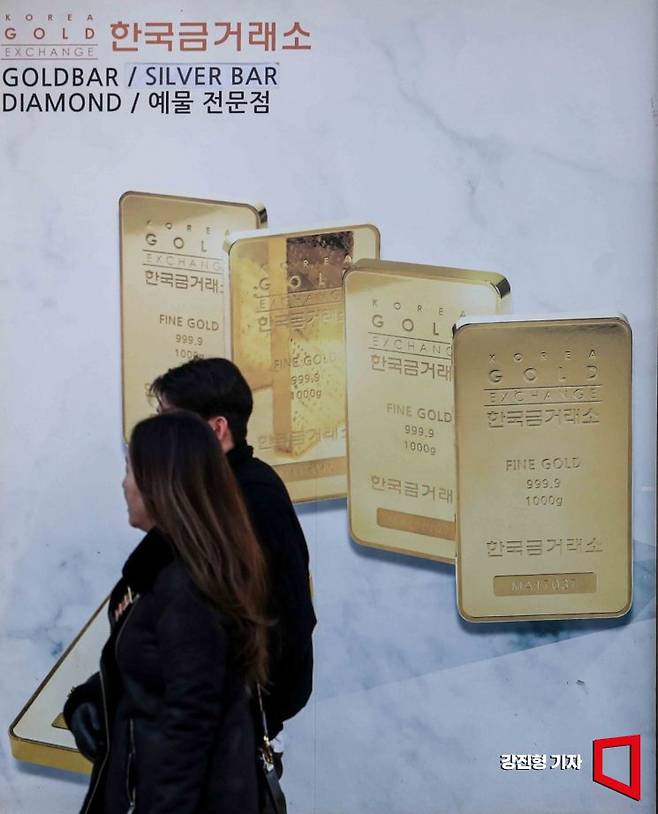 금값이 고공행진하며 골드바 품귀현상이 벌어지고 있는 지난 18일 서울 종로구 한국금거래소 종로본점 외벽에 골드바 사진이 붙어 있다. 2025.2.18. 강진형 기자
