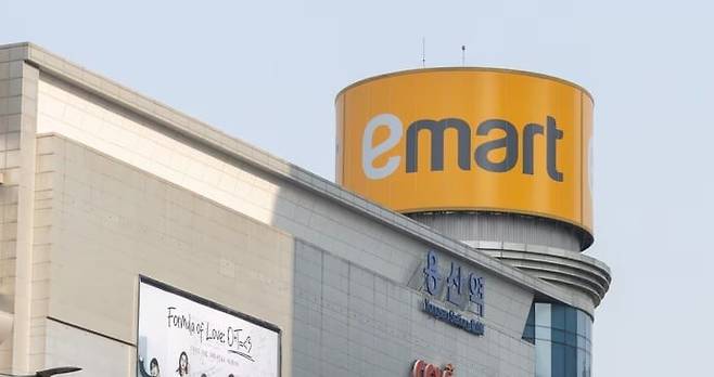 서울 이마트 용산점 외벽에 설치된 로고./뉴스1