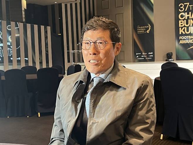 차범근 전 축구 국가대표팀 감독이 20일 열린 제37회 차범근 축구상 시상식을 마친 뒤 취재진과 인터뷰하고 있다. 2025.2.20/뉴스1 ⓒ News1 이상철 기자 /사진=뉴스1
