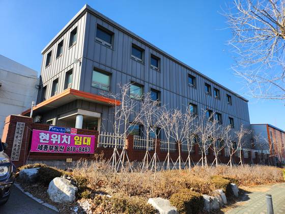 인천 남동산업공단의 한 공장에 임대를 하겠다는 현수막이 걸려 있다. 최현주 기자