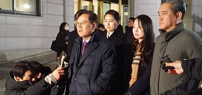 윤석열 대통령 측 대리인단의 윤갑근 변호사(맨앞)가 20일 10차 변론기일을 마치고 헌법재판소에서 기자들을 만나 입장을 밝히고 있다. /박성동 기자