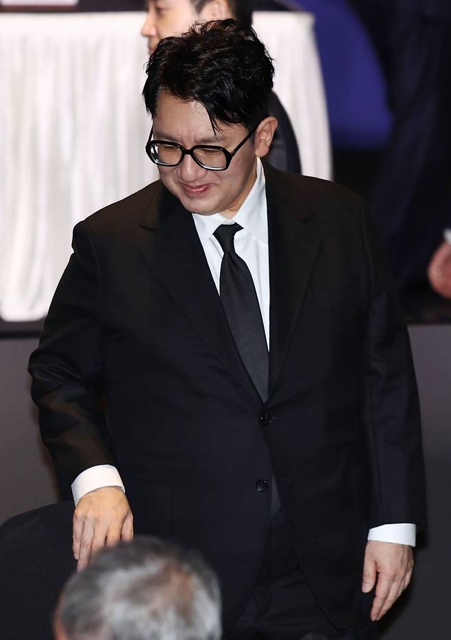 방시혁 하이브 의장이 20일 서울 영등포구 FKI타워 컨퍼런스센터에서 열린 한국경제인협회 제64회 정기총회에서 신규 회원사 기념촬영 후 자리로 향하고 있다. 사진=연합뉴스