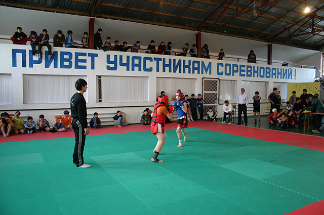 러시아 특수목적 체육 중고등학교에서 2017년 5월 학생들이 중국 무술 우슈 산타를 대련하고 있다. 사진=‘퍄티 스토론 스베타’