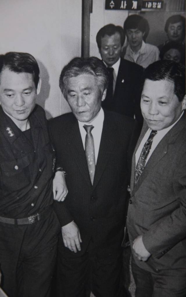 ▲1989년 4월 당시 안기부에 연행, 중부서에서 구속수감절차를 받는 리영희 선생. ⓒ김연수