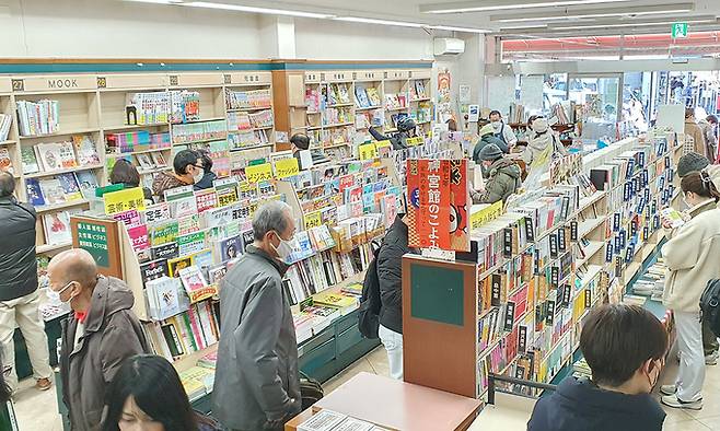 일본 도쿄 메구로구의 후지야서점이 102년간 이어진 영업을 마무리한 20일 손님들로 매장이 북적이고 있다.