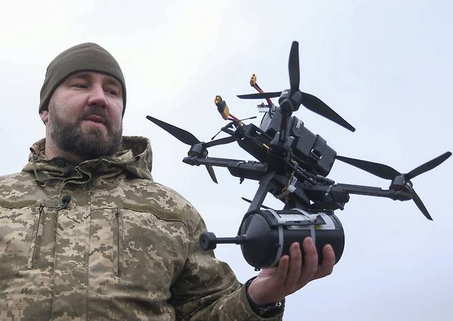 우크라이나 군인이 광섬유로 조종되는 1인칭 시점(FPV) 드론을 들고 있다. EPA연합뉴스