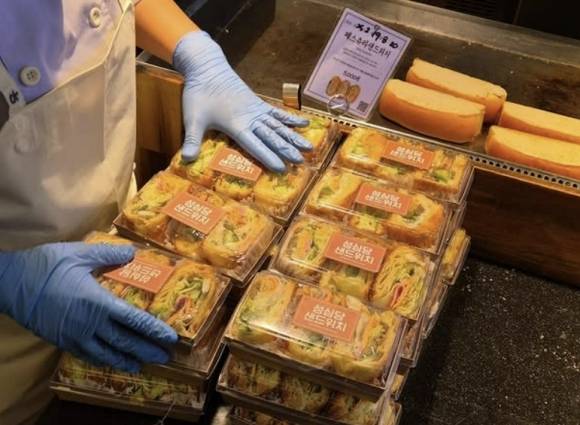 성심당의 샌드위치 메뉴 중 하나인 ‘패스츄리 샌드위치’. 패스츄리 빵 사이에 너비아니와 양배추, 치즈를 넣었다. 자료 : 성심당 본점 인스타그램