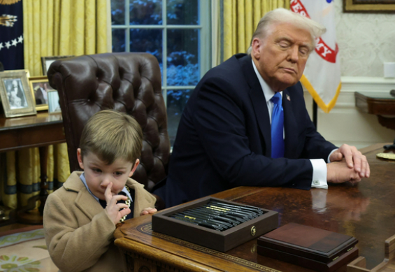 일론 머스크 테슬라 CEO가 11일(현지 시간) 워싱턴 DC의 백악관 집무실에서 기자회견을 하는 동안 그의 아들 엑스(왼쪽)가 도널드 트럼프 미국 대통령이 앉아있는 '결단의 책상' 옆에서 코딱지를 파고 있는 모습. AFP 연합뉴스