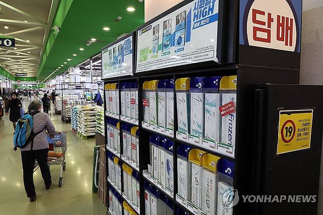 작년 국내 담배 36억1천만갑 팔려…4년 만에 감소세 전환 (서울=연합뉴스) 윤동진 기자 = 서울의 한 대형마트에 진열된 담배 모습. 2024.1.31 mon@yna.co.kr