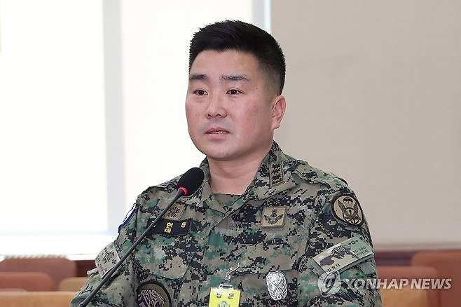 국방위 현안질의에 답하는 김현태 특임단장 (서울=연합뉴스) 김주성 기자 = 김현태 707특수임무단장이 17일 국회 국방위원회 전체회의에서 국민의힘 소속 위원들의 질의에 답하고 있다.
이날 회의는 더불어민주당 의원들의 회유 의혹과 관련해 성 위원장 직권으로 야당 의원들이 불참한 가운데 열렸다. 2025.2.17 utzza@yna.co.kr