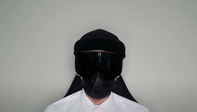 유튜버 '뻑가'가 지난해 8월 27일 올린 영상. 유명 유튜버 '뻑가'는 지난해 자신의 채널에 '중고대학생' 영상을 올렸다가 국내뿐 아니라 해외 유튜버 사용자에게까지 강한 비판을 받았다. 이 영상에서 뻑가는 최근 여성들이 '인스타그램에서 얼굴 사진을 다 내려야 한다'는 게시물을 공유하는 상황을 소개하면서, "막 이렇게 호들갑 떠는 글이 퍼지고 있다"고 했다. 자신이 무심코 올린 사진 한 장 때문에 모르는 사이에 범죄의 표적이 될 수 있다는 공포에서 나온 방어적 행위를 '호들갑'으로 치부한 것이다. 유튜버 '뻑가' 채널 캡처