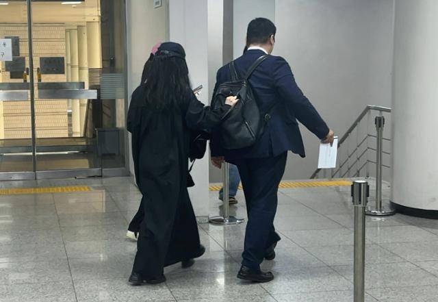 가수 강다니엘의 명예를 훼손한 혐의로 재판에 넘겨진 유튜버 '탈덕수용소' 박모(왼쪽)씨가 지난해 8월 12일 서울 서초구 서울중앙지법에서 열린 결심공판에 출석한 뒤 변호인과 함께 법정을 나서고 있다. 연합뉴스