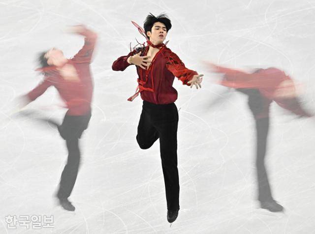 차준환이 22일 서울 양천구 목동아이스링크에서 열린 2025 국제빙상경기연맹(ISU) 사대륙 피겨스케이팅 선수권대회에서 남자 싱글 프리스케이팅 연기를 펼치고 있다. 빙판 위 연기를 연속 동작으로 촬영해 합성했다.