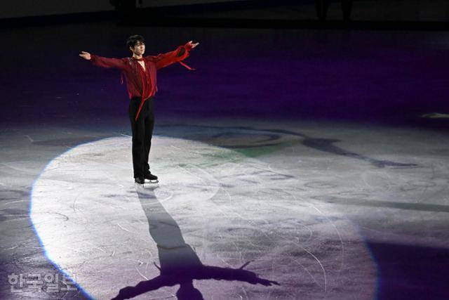 2025 국제빙상경기연맹(ISU) 사대륙 피겨스케이팅 선수권대회 남자 싱글에서 최종 2위를 기록한 차준환이 시상식에서 관객들에게 인사하고 있다.