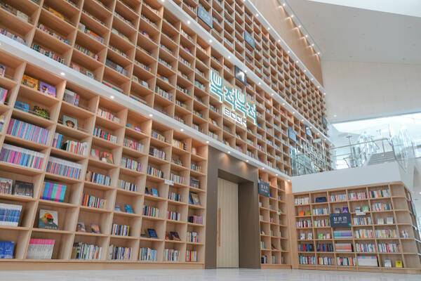 도서관 로비의 서가 ‘내책네책, 북적북적’엔 군민들이 기증한 도서 1만6천여권이 꽂혀있다. 도서관제공