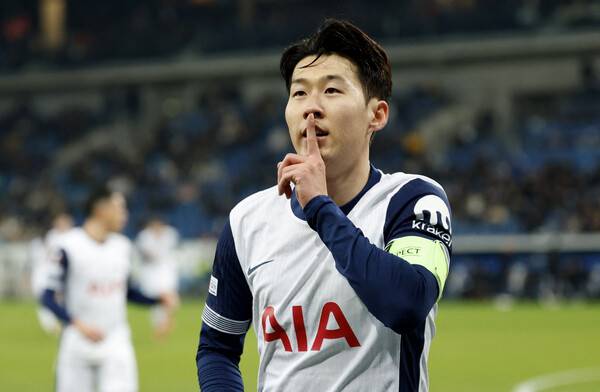 ▲ '사우디아라비아로 갈래?' 엔제 포스테코글루 토트넘 홋스퍼 감독은 주장 손흥민에게 이런 종류의 질문을 던지고 싶을지도 모르겠다. 손흥민 대체자로 크리스탈 팰리스의 에베레치 에제 영입을 요구했다고 한다. ⓒ연합뉴스/AFP/REUTERS