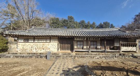 최익현이 1900년 경기도 포천에서 충남 정산(현재 청양군 목면 송암리)으로 이사하여 살았던 고택. '충효전가(忠孝傳家)'와 '구동정사(龜洞精舍)라는 편액이 걸려 있다. 김재근 선임기자